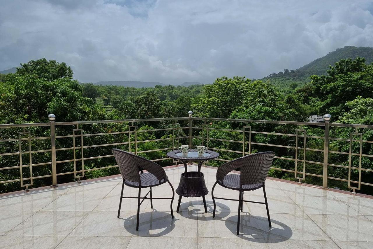 Aqua & Sage By Stayvista - Riverside Villa With Pool & Terrace Karjat Bagian luar foto
