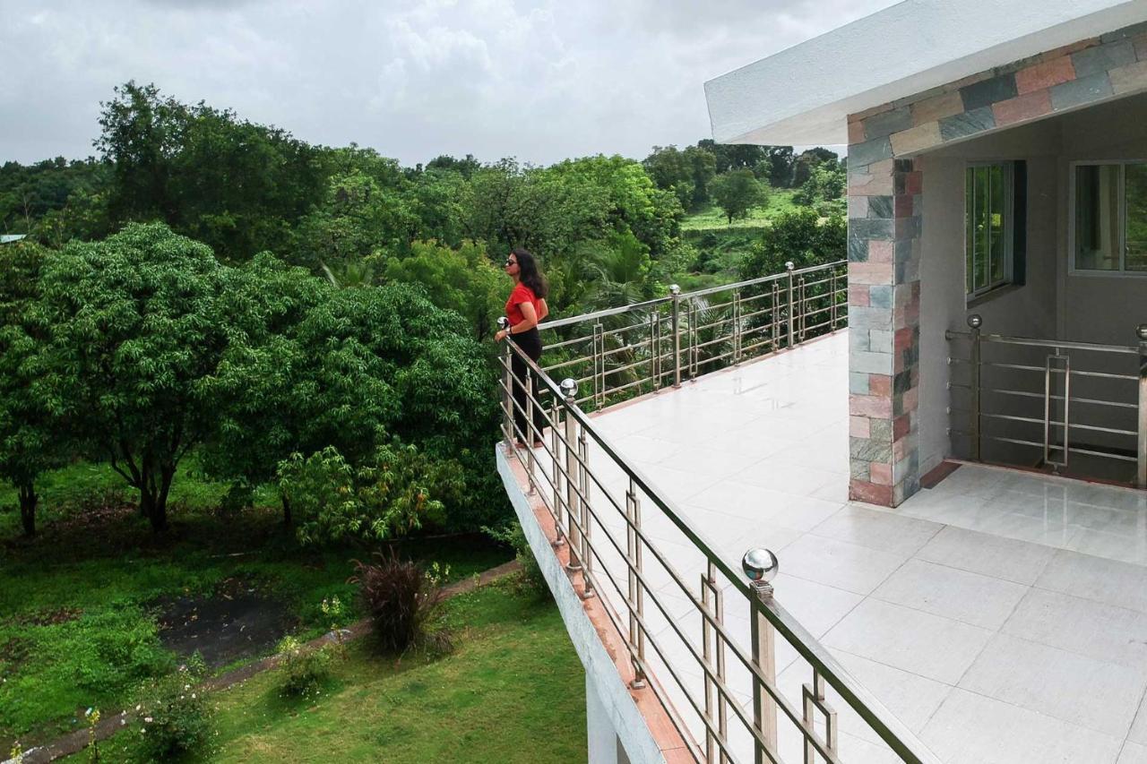 Aqua & Sage By Stayvista - Riverside Villa With Pool & Terrace Karjat Bagian luar foto