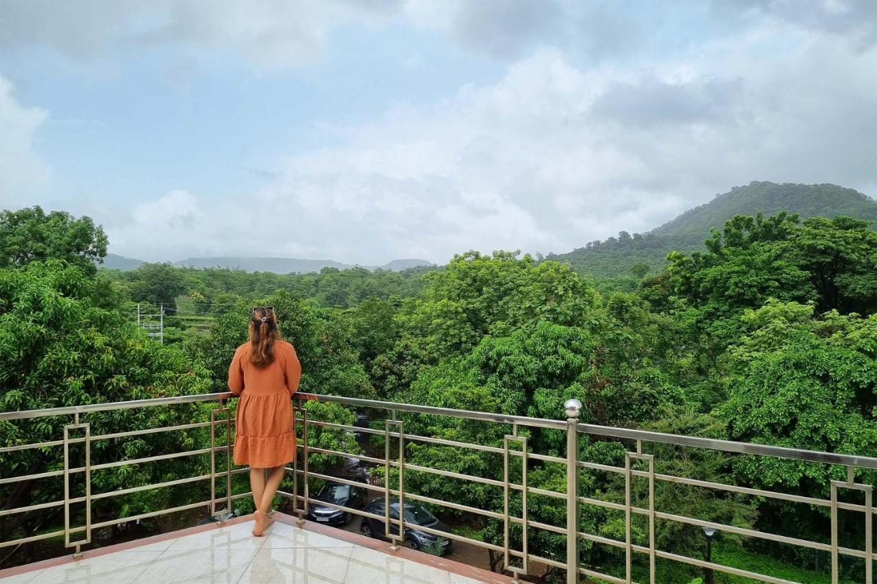 Aqua & Sage By Stayvista - Riverside Villa With Pool & Terrace Karjat Bagian luar foto