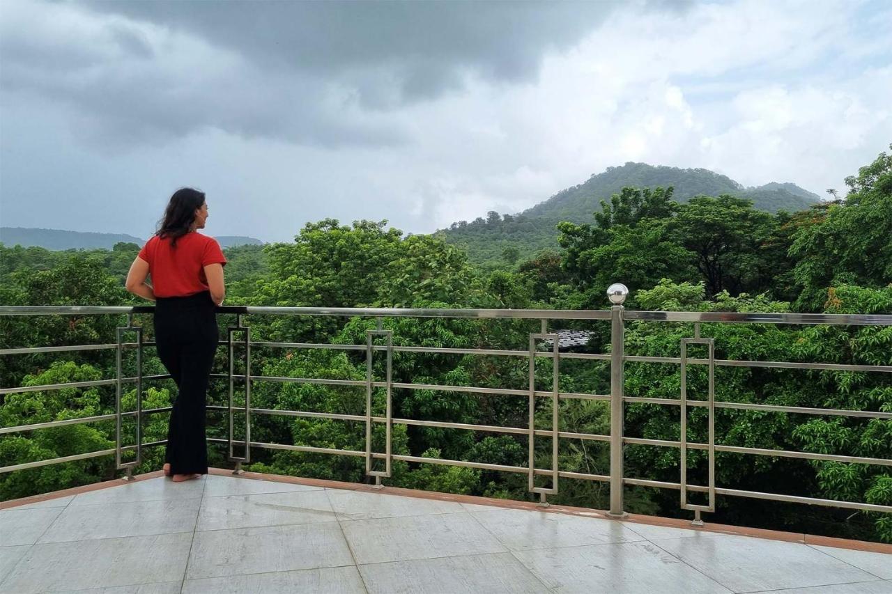 Aqua & Sage By Stayvista - Riverside Villa With Pool & Terrace Karjat Bagian luar foto